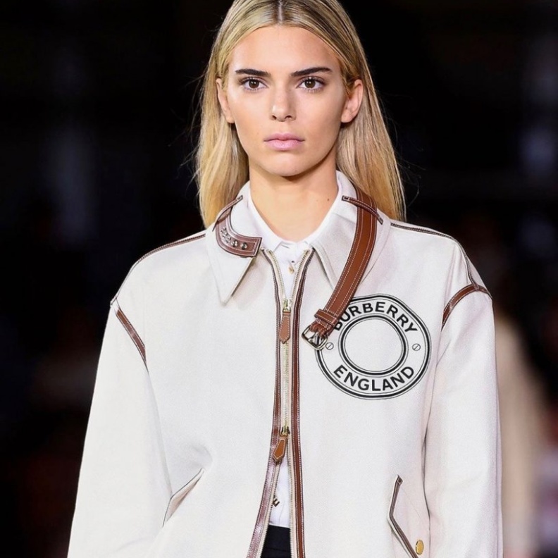 كيندال جينر تطل بالشعر الأشقر لأول مرة على الإطلاق خلال عرض بربري في أسبوع الموضة في لندن