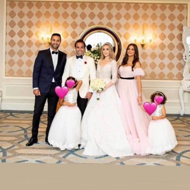 كريم فهمي وزوجته وابنتيه 