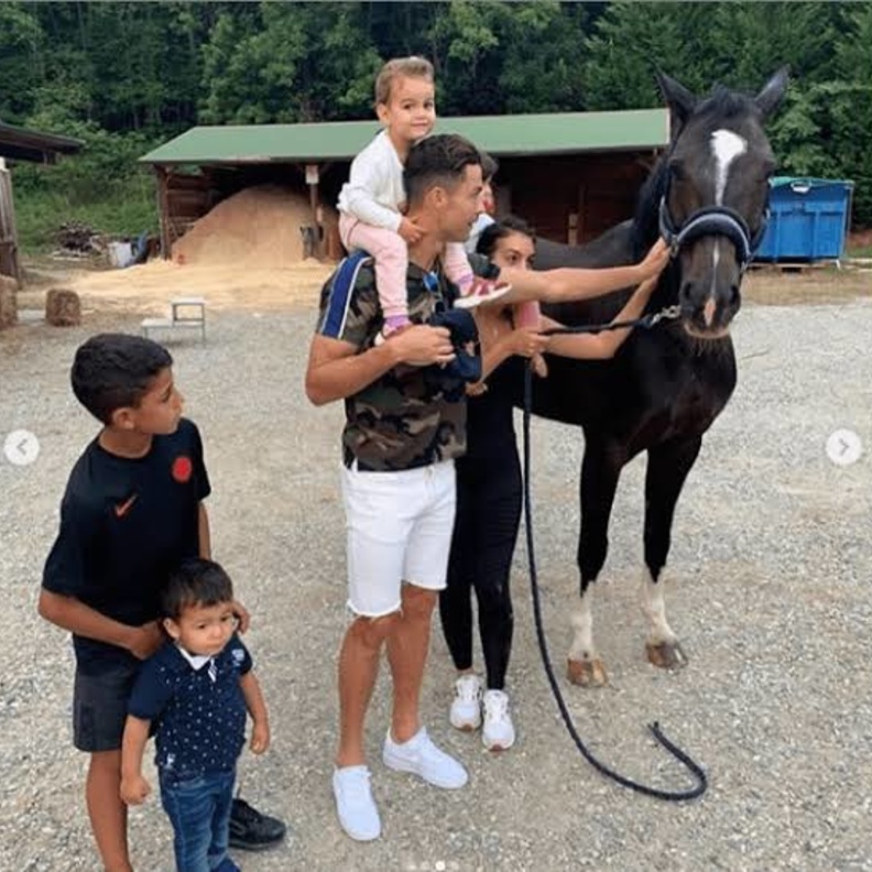 رونالدو في نزهة عائلية 