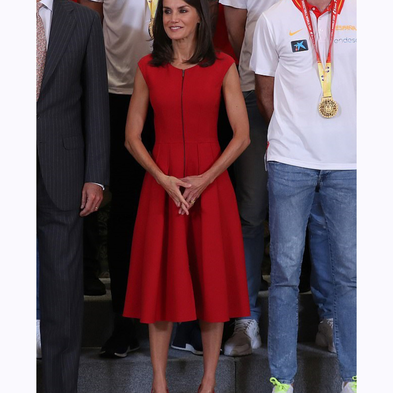 سحرتنا ليتيزيا ملكة إسبانيا بتألقها بفستان أحمر قوي من دار كارولينا هيريرا Carolina Herrera