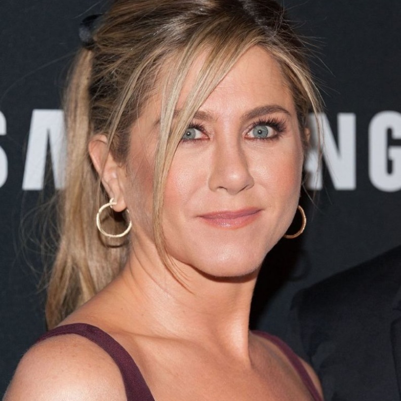 جينيفر أنستون تزينت بمجوهرات Fred Leighton