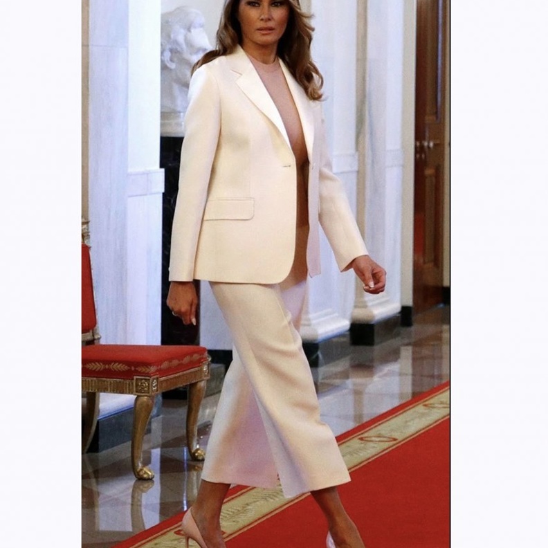 الملكة رانيا في بدلة انيقة باللون الازرق