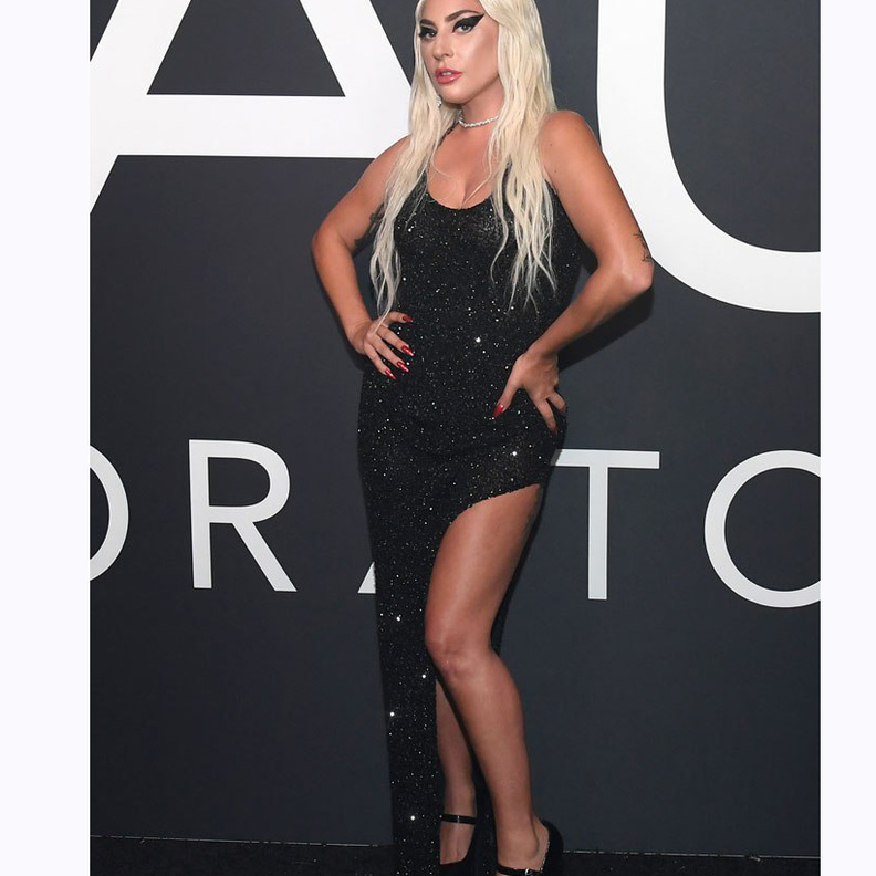 ببدلة القطة من قماش الدانتيل الشفاف من تصميم Kaimin مع كورسيه من الجلد بقصّة البيبلوم