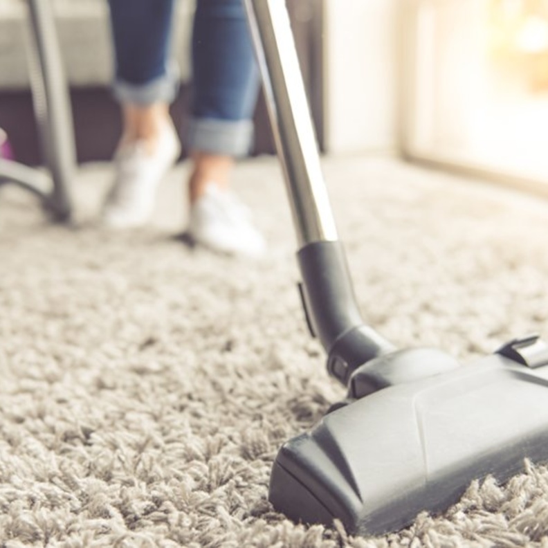 استخدام النوع غير الملائم من المنظفات المنزلية في التنظيف، وخاصة المنظفات الرشاشة