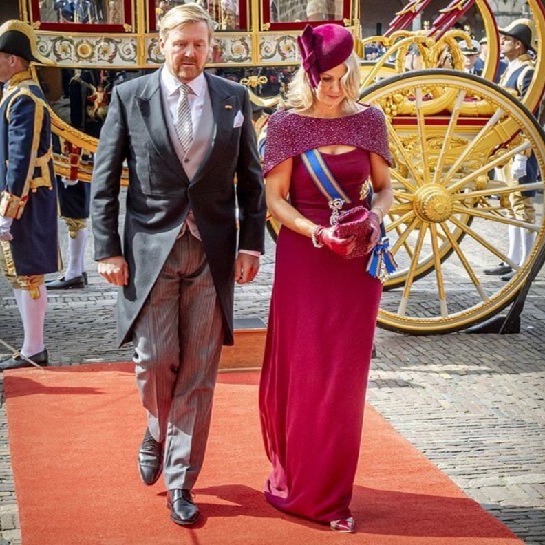  الملكة ماكسيما ظهرت في ذلك اليوم في إطلالة عصرية أنيقة حيث كانت ترتدي فستان أنيق جديد