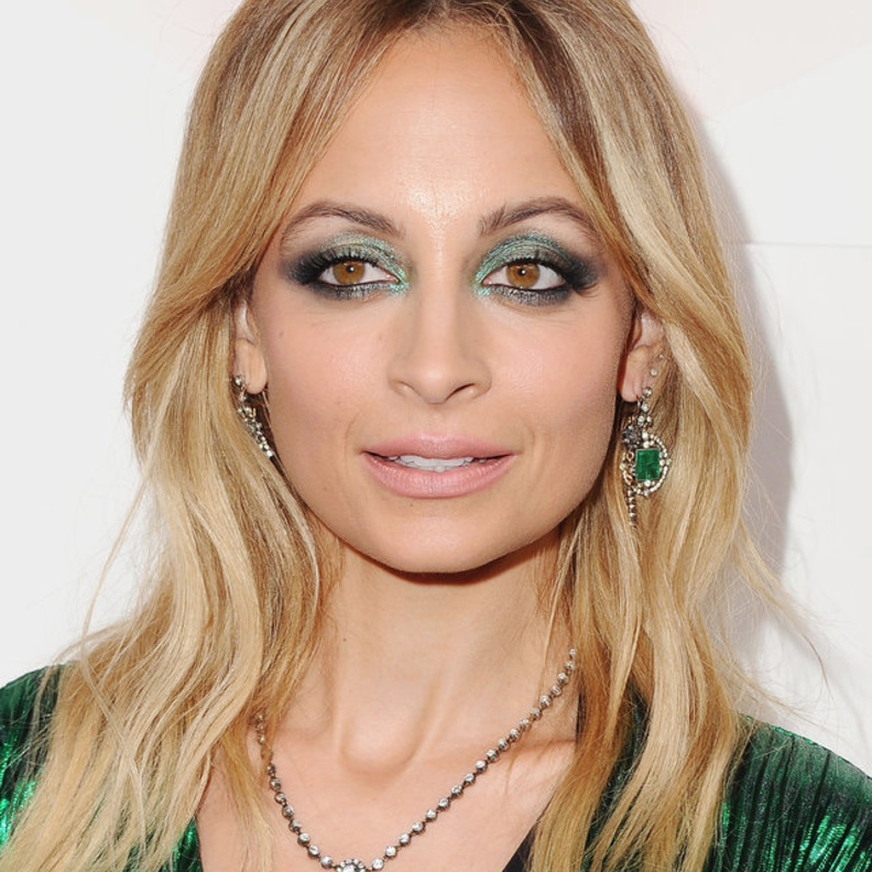 تسريحات الشعر المثبتة إلى الوراء