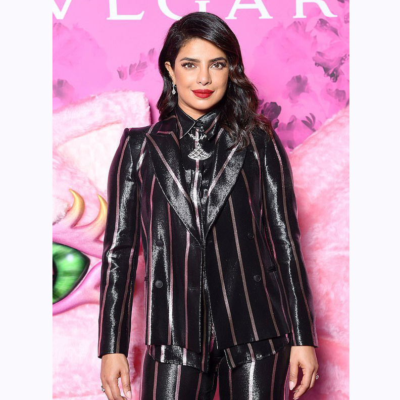  بريانكا تألقت ببدلة من الجلد مقلّمة من مجموعة Alberta Ferretti لخريف وشتاء 2019