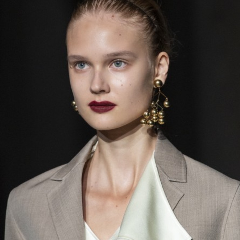 أحمر شفاه مخملي مع المكياج الطبيعي من دار Jil Sander