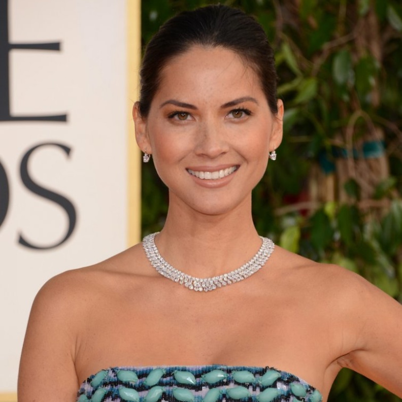 أوليفيا مون بزوج من الأقراط الطويلة الأنيقة من ماركة EF Collection