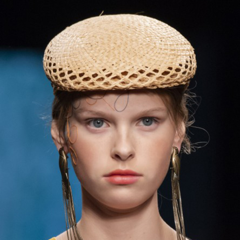 أكسسوارات شعر الباند الرفيع مع الخصل المبللة من وحي Jil Sander