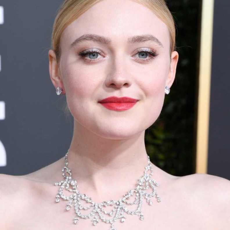 داكوتا فانينغ تزينت بقلادة ماسية جذابة من ماركة Beladora