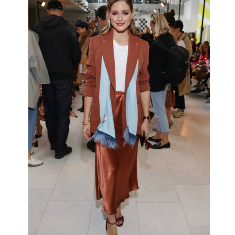 إطلالة أنيقة باللون الأسود اختارتها عارضة الأزياء ‏‎ Halima Adenمع الفستان الطويل والبلايزر ‏الرسمية