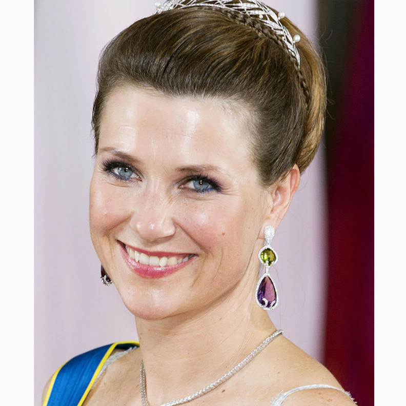 مارثا لويز ترتدي قلادة الياقوت الأزرق