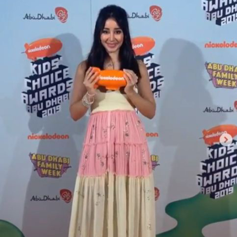 تألقت ريا أبي راشد بقميص أبيض نسقته مع تنورة طويلة من الترتر من تصميم l_v_f_d