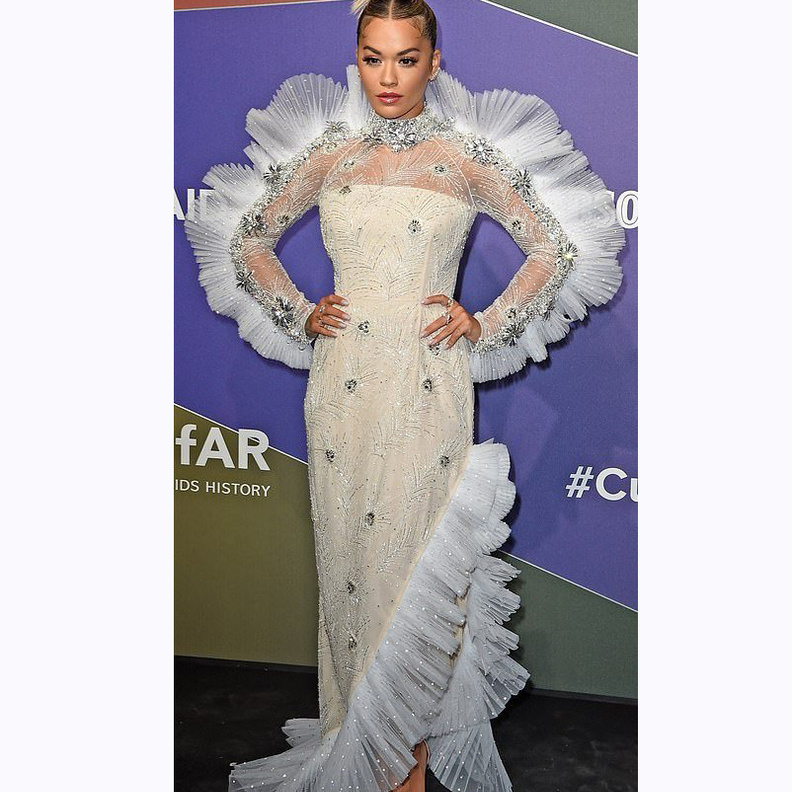 جيسيكا قهواتي بفستان من Alberta Ferretti