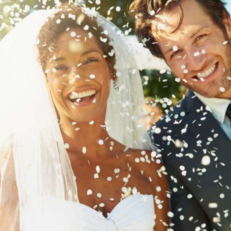 الأزواج الذين يقضون فترات أطول في الضحك والمزاح خلال جلسات تصوير حفلات الزفاف أو الخطبة