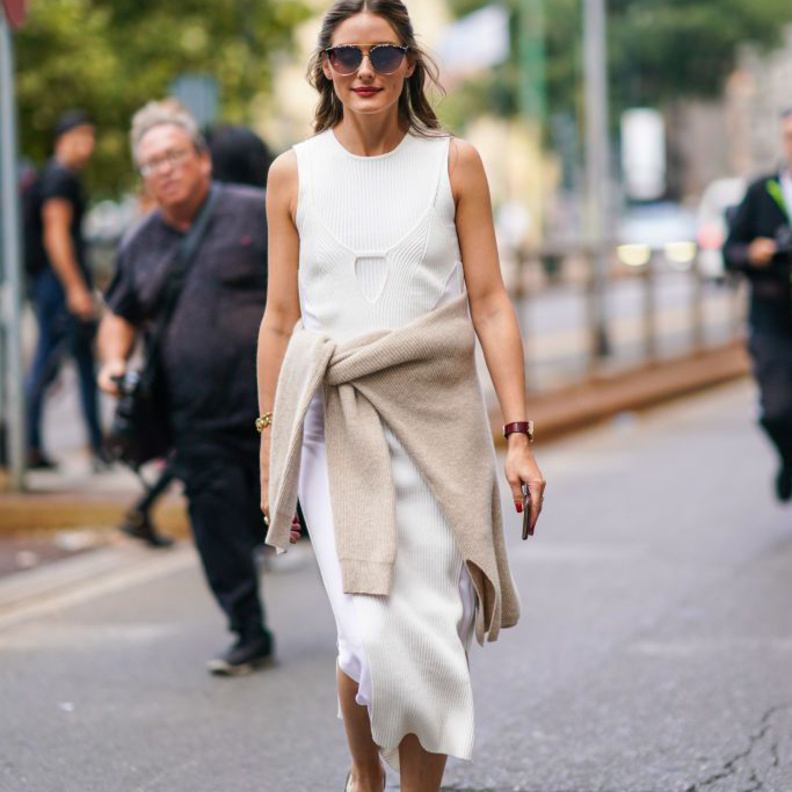 الجميلة جسيكا قهواتي تتمايل في شوارع ميلانو بفستان بنفسجي ساحر