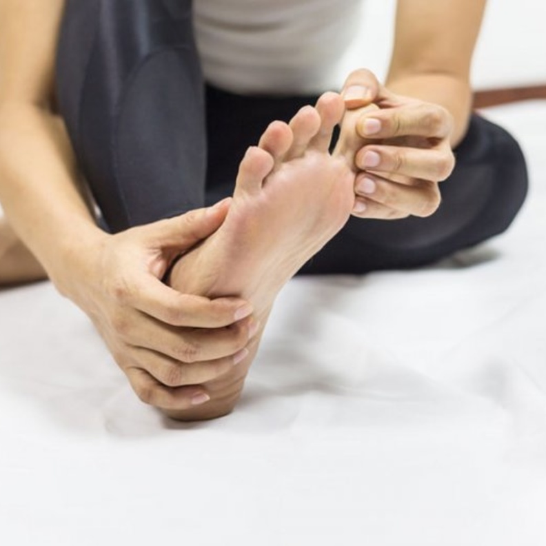 تورم الأطراف وألمها من مضاعفات ارتفاع حمض اليوريك أسيد