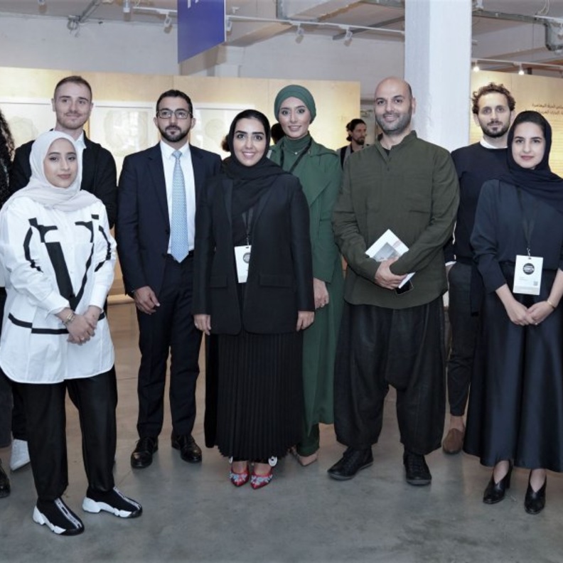 الشيخ فاهم بن سلطان القاسمي، رئيس دائرة العلاقات الحكومية في الشارقة، يلقي كلمة خلال الحفل