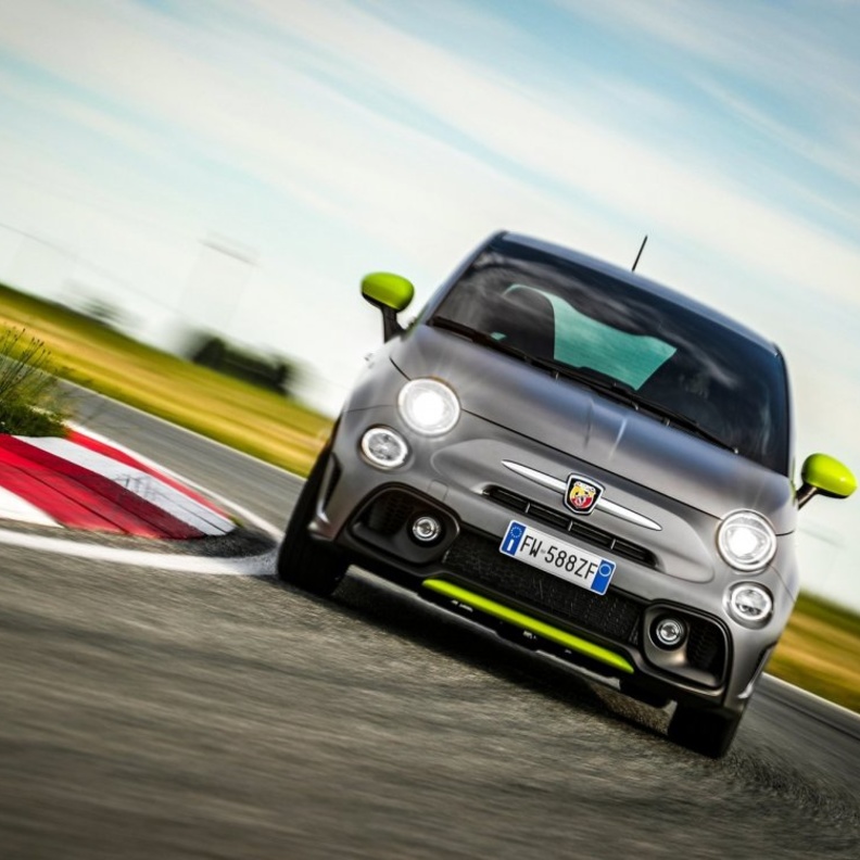 جاءت Abarth 595 Pista مع محرك رباعي الأسطوانات معزز بالتوربو ينتج قوة 165 حصان