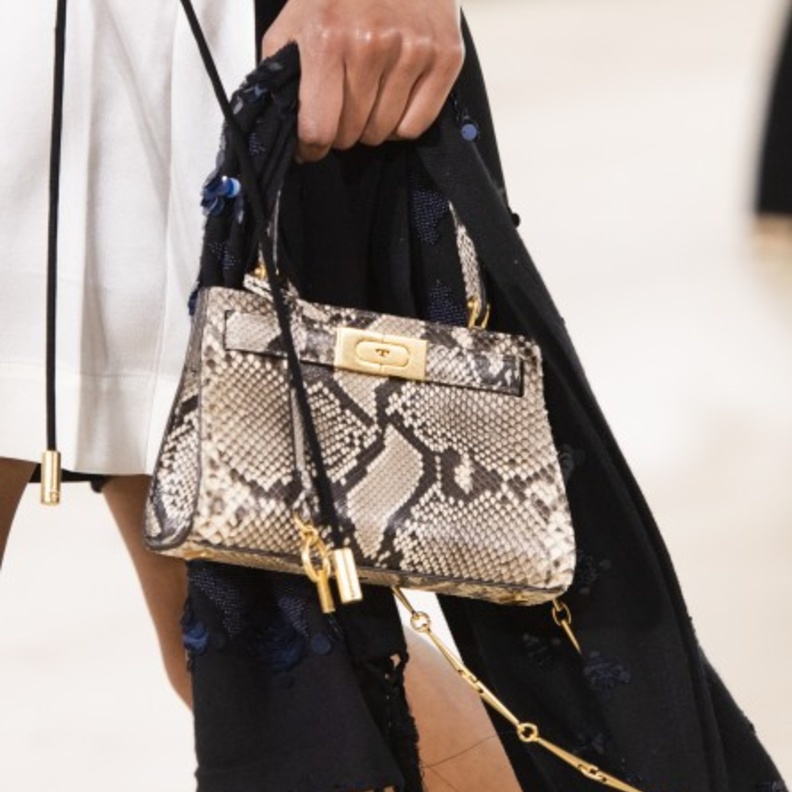 شنط كبيرة بنقشات جلد الأفعى من Staud