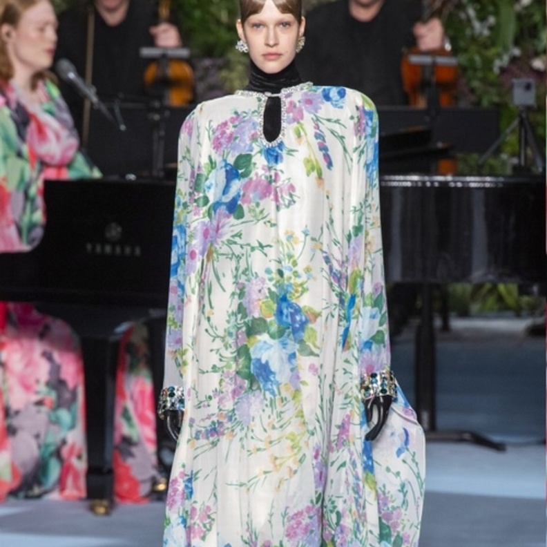 فساتين محتشمة واسعة ومطبّعة بالورود مع طبقات الكشكش من Erdem