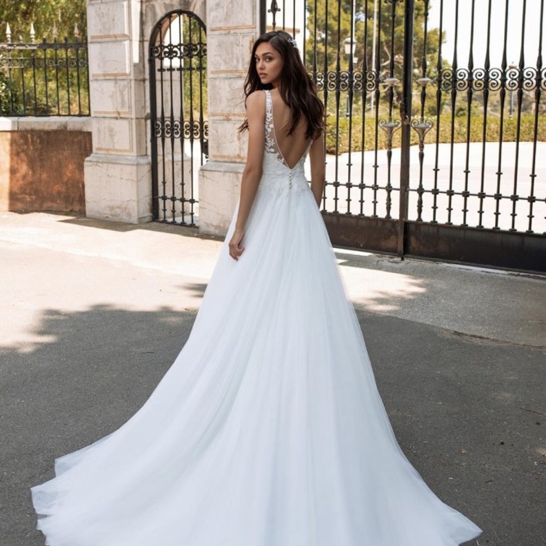 موديلات فساتين زفاف بفتحة ظهر