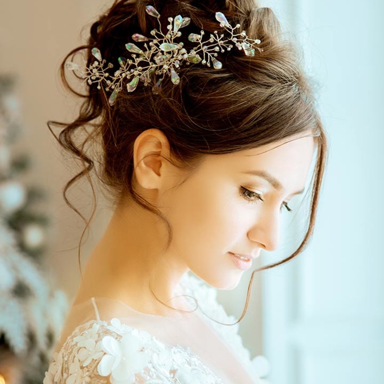 اختاري تسريحة الشعر المرفوعة بطريقة الكعكة مع ترك بعض الخصلات الأمامية لإطلالة ناعمة يوم عرسك من وحي عرض Chiara 