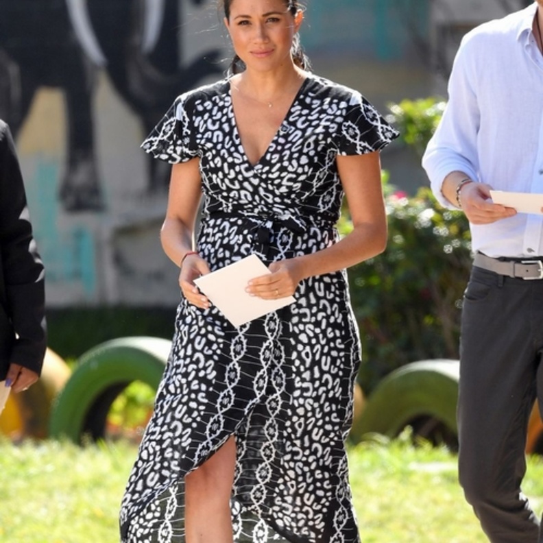 خلت اطلالة ميغان من المجوهرات وحتى خاتم زفافها الماسي