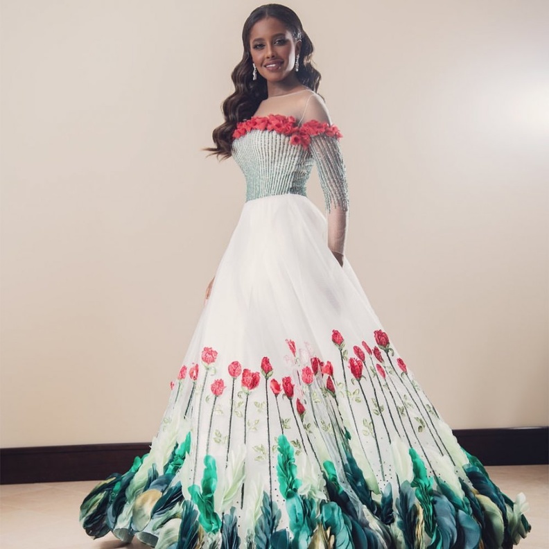 نوال الكويتية تختار فستان باللون الارجواني مزدان بالريش