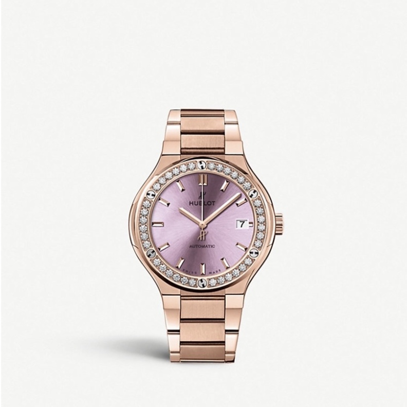 تصميم ساعة كلاسيكية من بياجيه من الذهب ومرصعة بايطار من الماسات