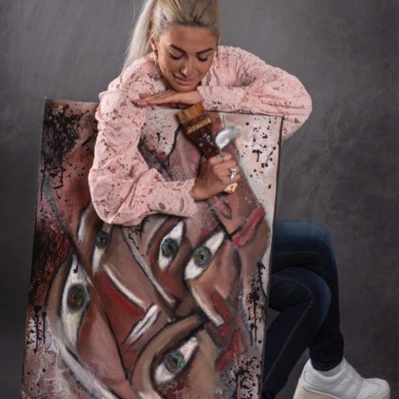 التشكيلية غدير حافظ تطلق معرضها التشكيلي السادس في المدينة