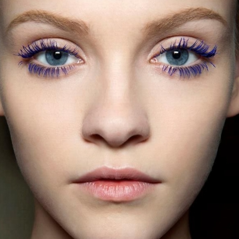 اعتمدي ماسكارا بنفسجية في هذا الموسم