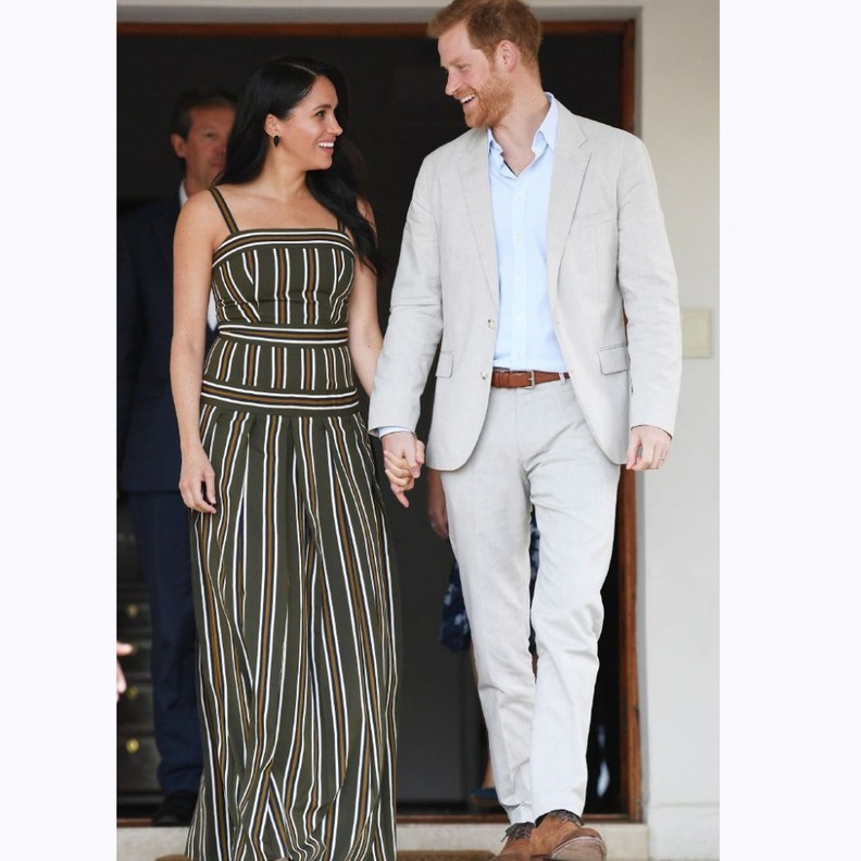 تألقت دوقة ساسكس بفستان طويل باللون الكاكي من ماركة STAUD