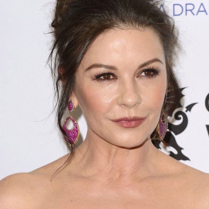 أنوثة كاثرين زيتا جونز بأقراط جاكوب أند كو Jacob & Co