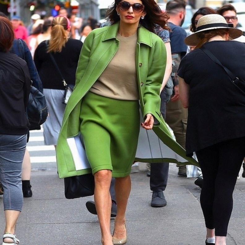 اكملت اللوك بحقيبة يد كبيرة وإختارت نظارات شمسية