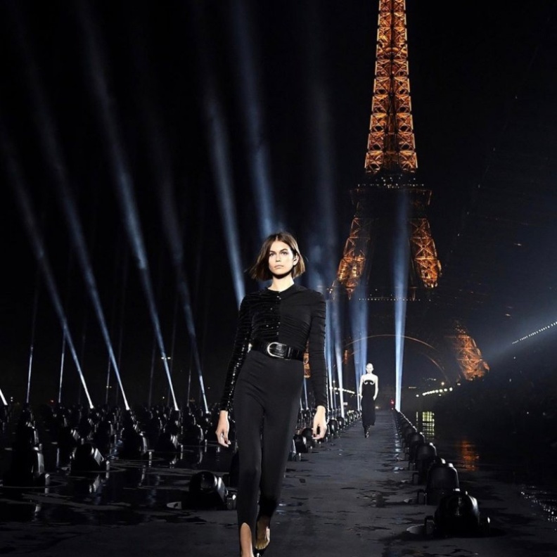 كايا جربر في عرض ايف سان لوران YSL أمام برج أيفل في باريس