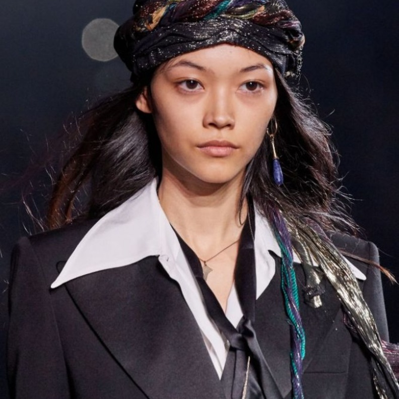 تسريحات شعر كاري منسدلة من Saint Laurent