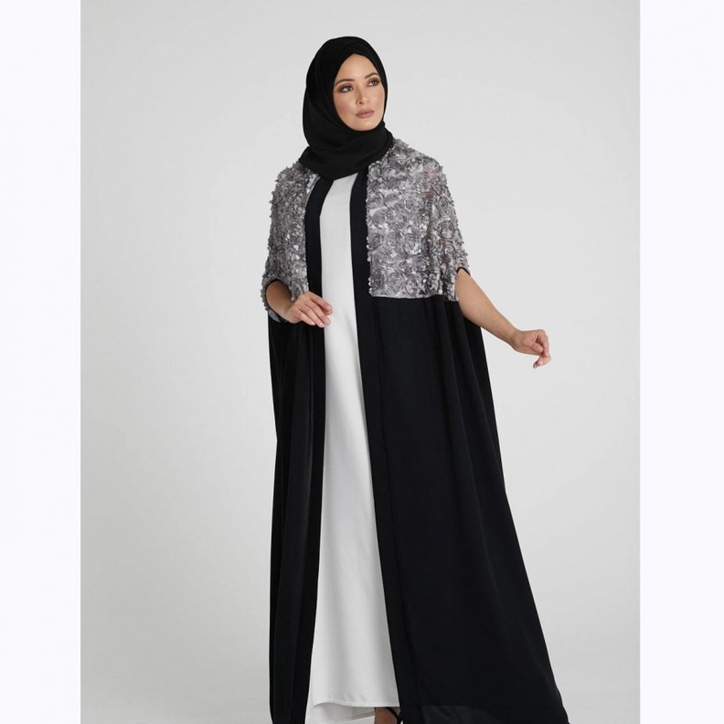 الأبيض الراقي بعباية فاخرة وعصرية من ضحى النهاري