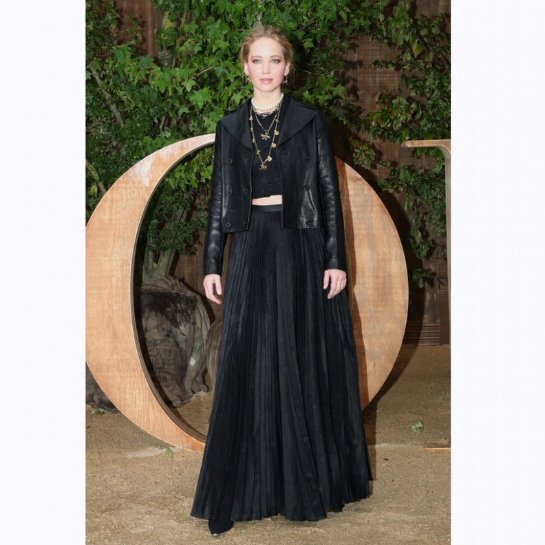 إطلالة راقية للنجمة Salma Hayek باللون الأسود مع التنورة الطويلة والقميص اللماعة في عرض Saint Laurent