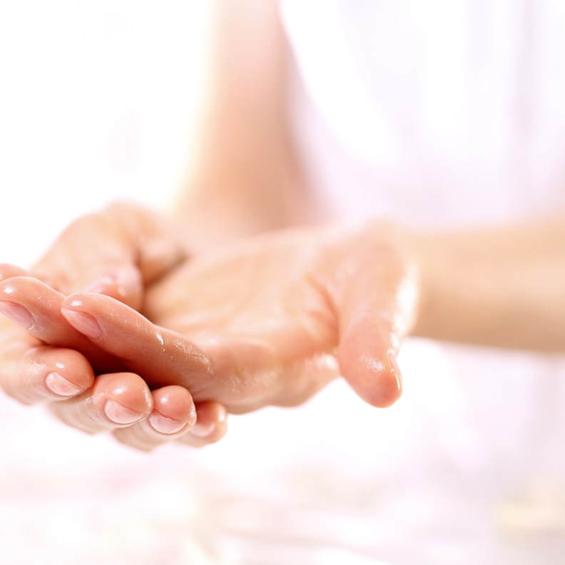 احصلي على يدين ناعمتين بتطبيق زيت شجرة الشاي