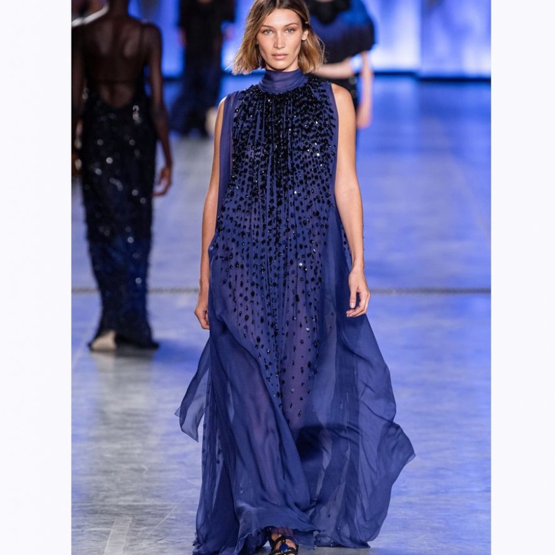  فستان سهرة مطرز بالكريستال من Alberta Ferretti