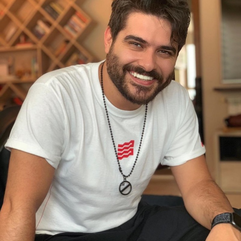 ناصيف زيتون يعيش لحظات سعيدة هذه الايام