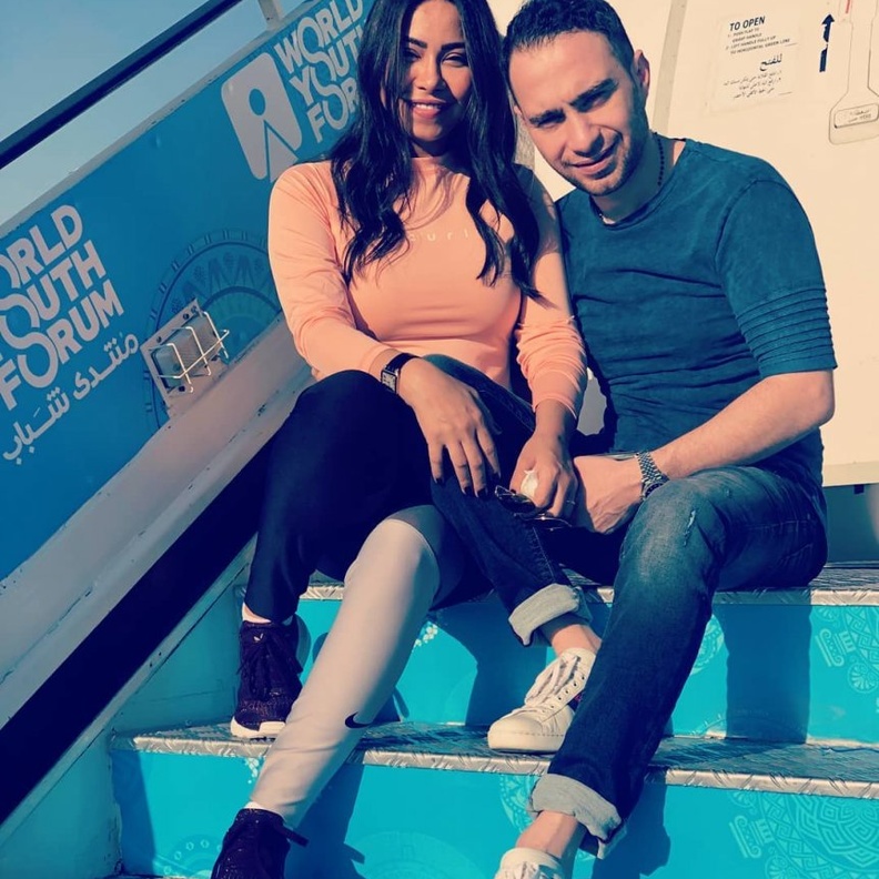 شيرين عبد الوهاب تعبر دوما عن رومانسيتها لزوجها