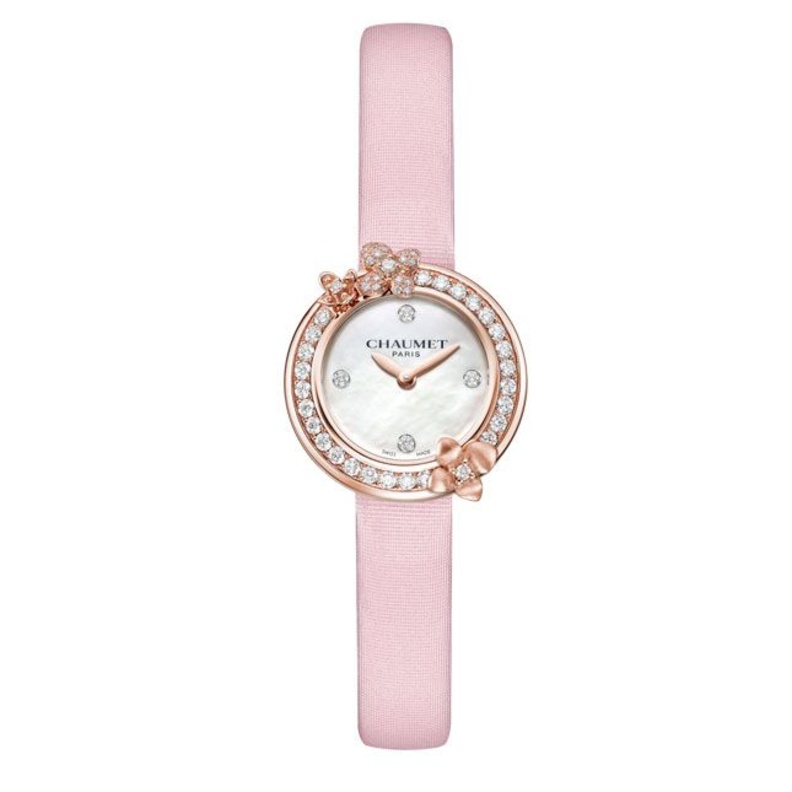  ساعة انيقة من Harry Winston بايطار ماسي هندسي وسوار ساتان باللون الأسود