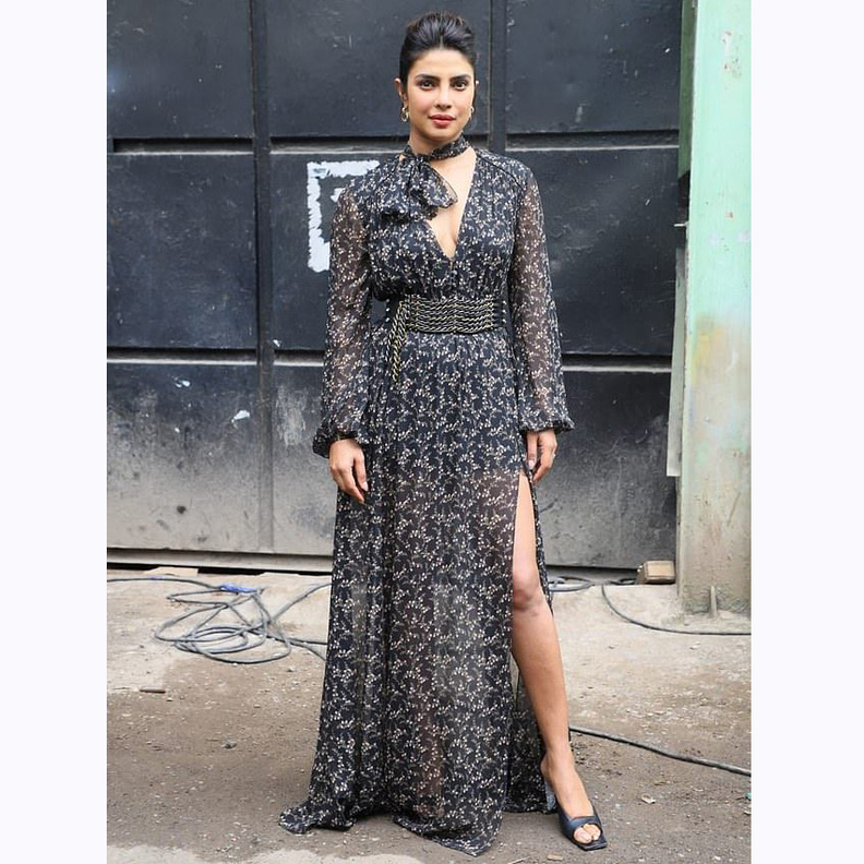  أطلت في وقت سابق بفستان ماكسي بطبعة الورود من مجموعة Jonathan Simkhai