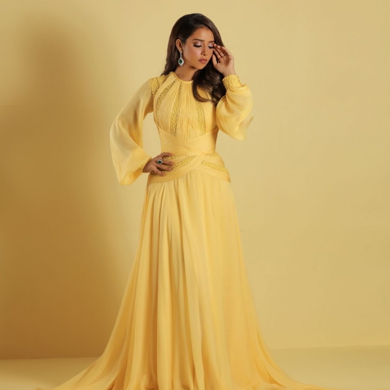 فستان باللون الاصفر