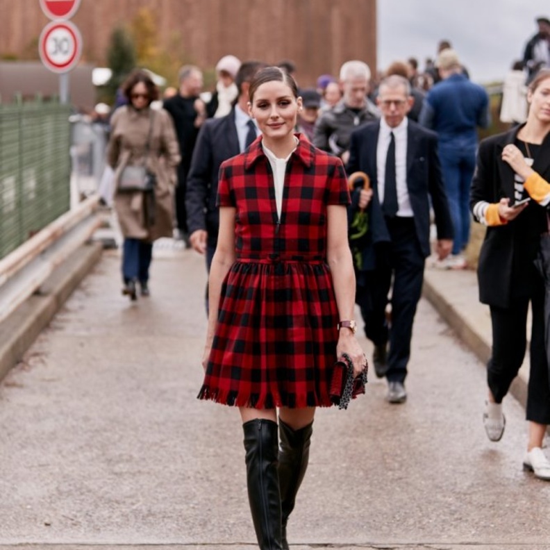 إطلالة كلاسيكية في شوارع باريس مع التنورة المستقيمة والجاكيت المقلمة