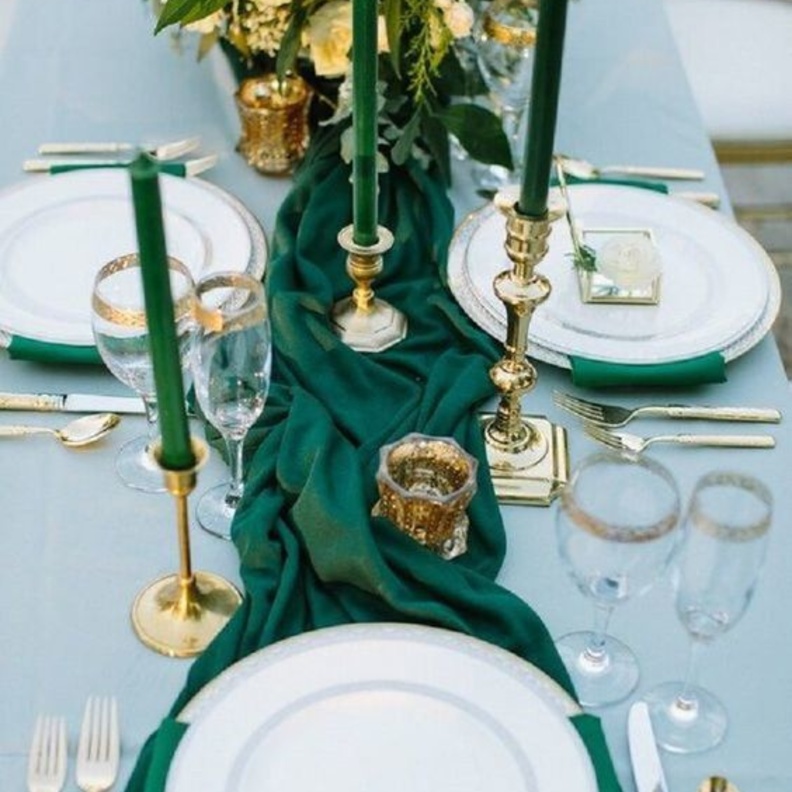 زينة طاولات الاعراس باللون الاخضر الملكي