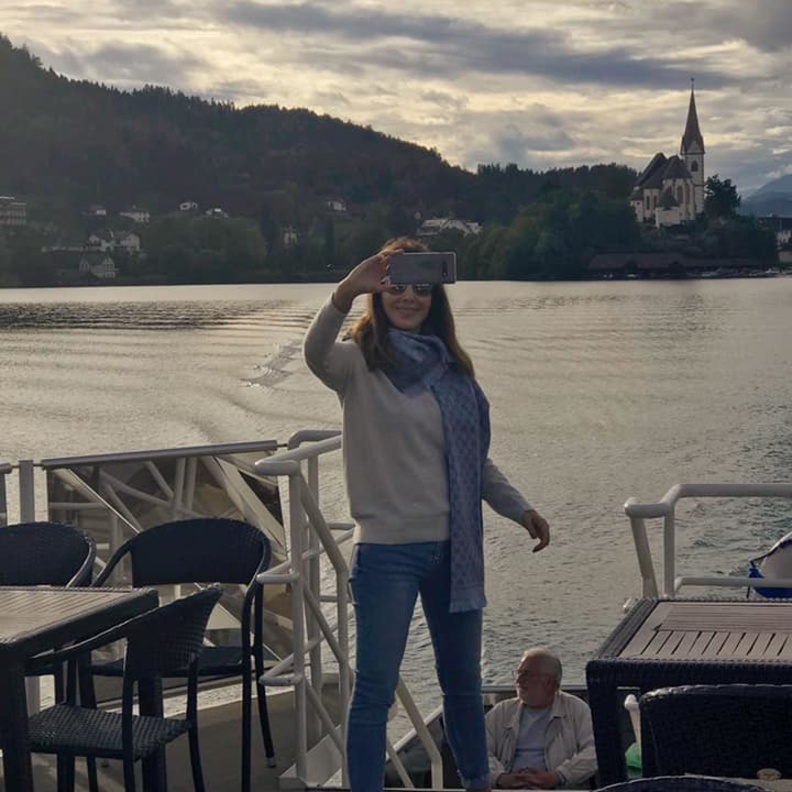 إختارت نانسي الإطلالة بجاكيت doudoune باللون الأسود مع القبعة التي غطّت بها رأسها